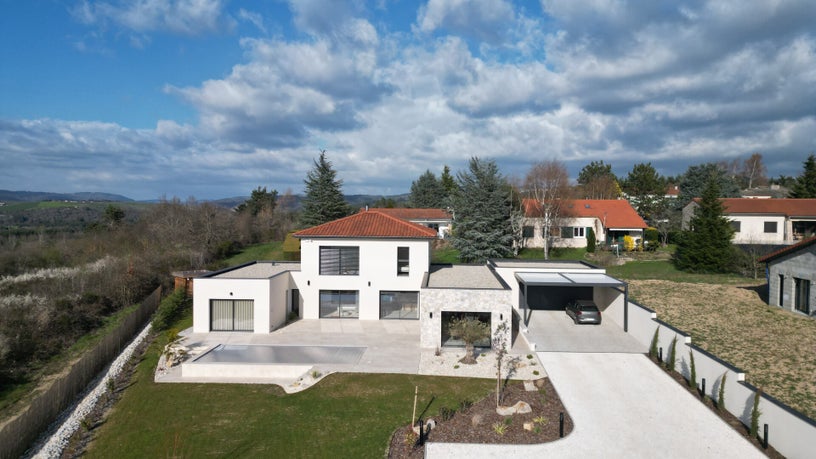 Façade, terrasse et piscine de la maison