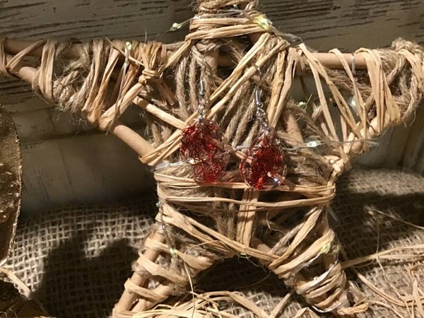 Boucles d’oreilles  asymétriques résine et pailleté rouge