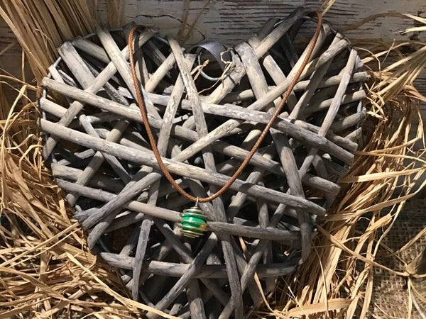 Collier boule spirale avec boule verte