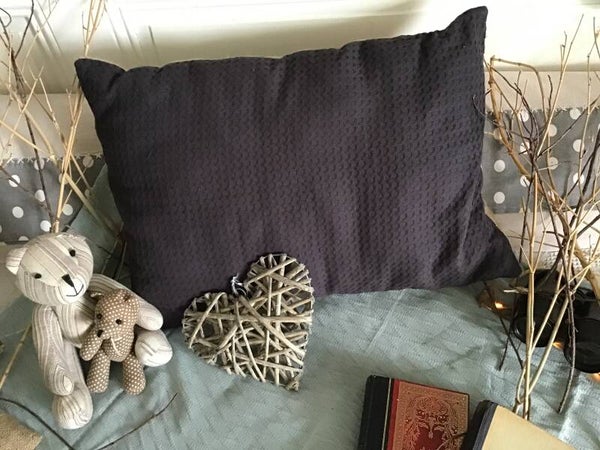 Coussin de décoration noir et toile de jute