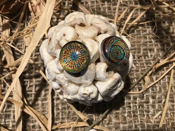 Boucle d’oreille boule colorée