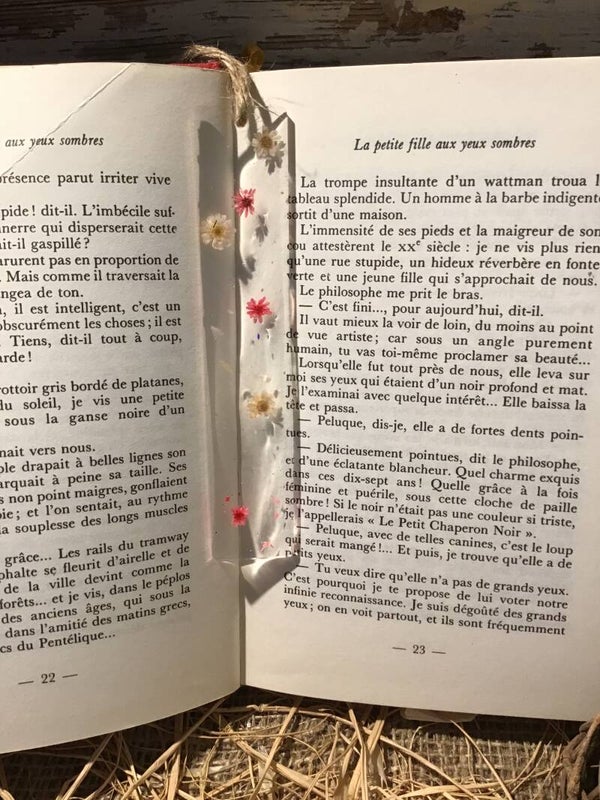 Marque page résine et fleurs séchées