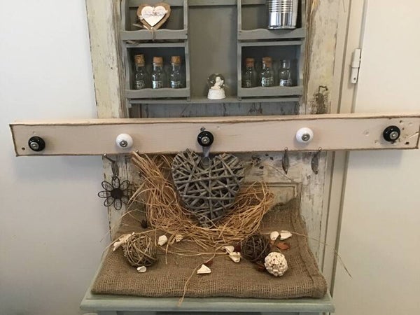 Patère bois poignées porcelaine blanc et noir