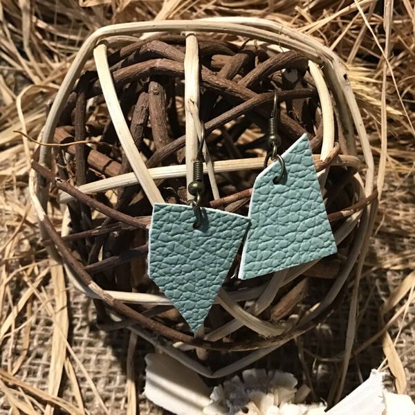 Boucle d’oreille asymétrique blanc et bleu