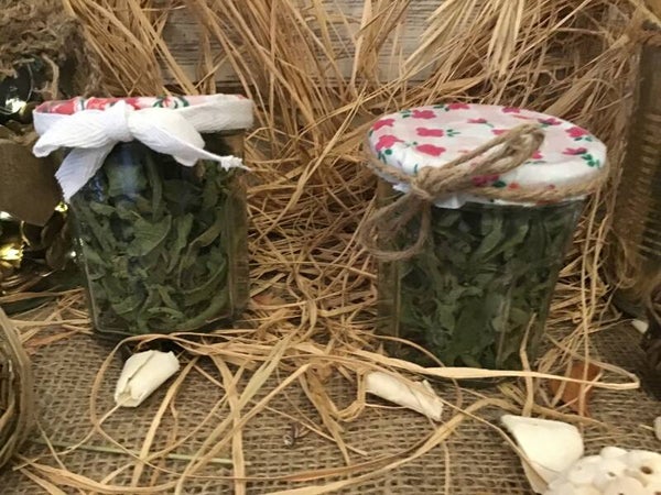 Pots décoratifs avec savons où pots avec verveine du jardin pour vos infusions