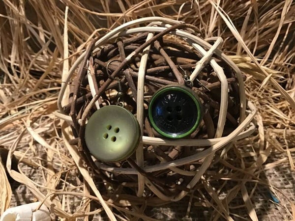 Boucle d’oreille bouton différent