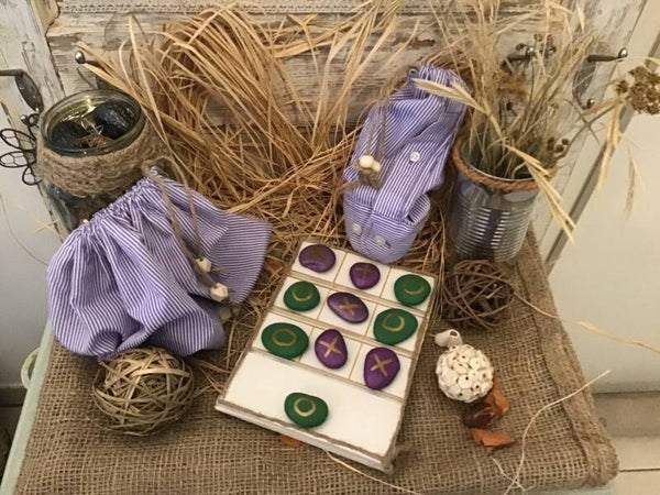 Jeu du morpion avec galets et leurs étuis