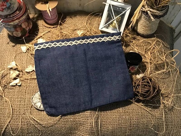 Pochette jean et dentelle blanche