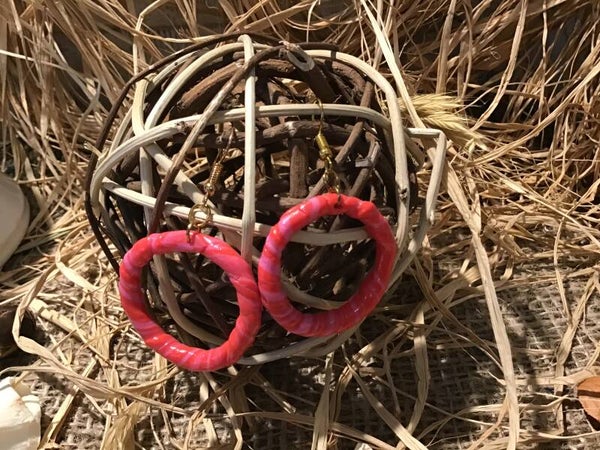 Boucle d’oreille ronde rose en pâte fimo