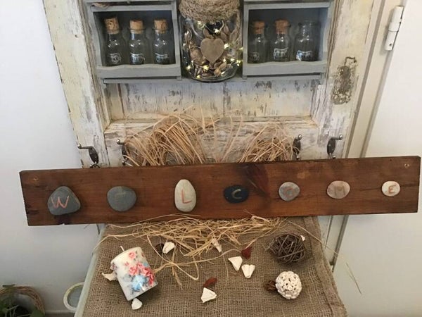 Décoration bois avec galets »welcome »