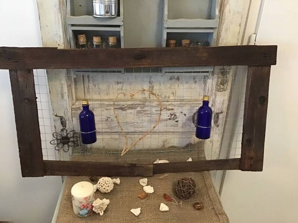 Cadre grillage ,bouteilles de fleurs d oranger