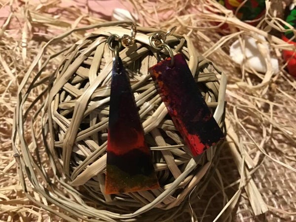 Boucles d’oreilles asymétriques rouges et bleues