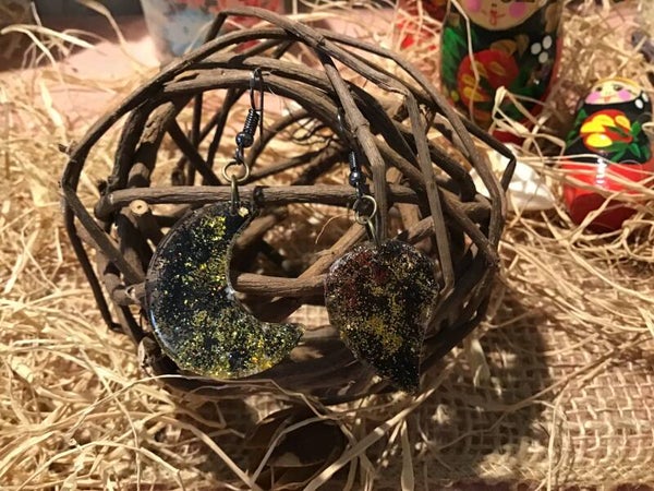 Boucles d’oreilles asymétriques noires et dorées