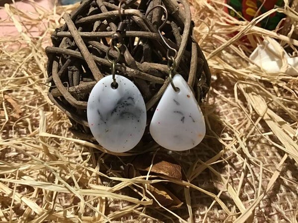 Boucles d’oreilles asymétriques blanches et noires