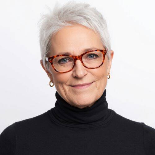 Maya Frost´s client, Liza, wearing a black turtlneck and red-framed classes, short white hair