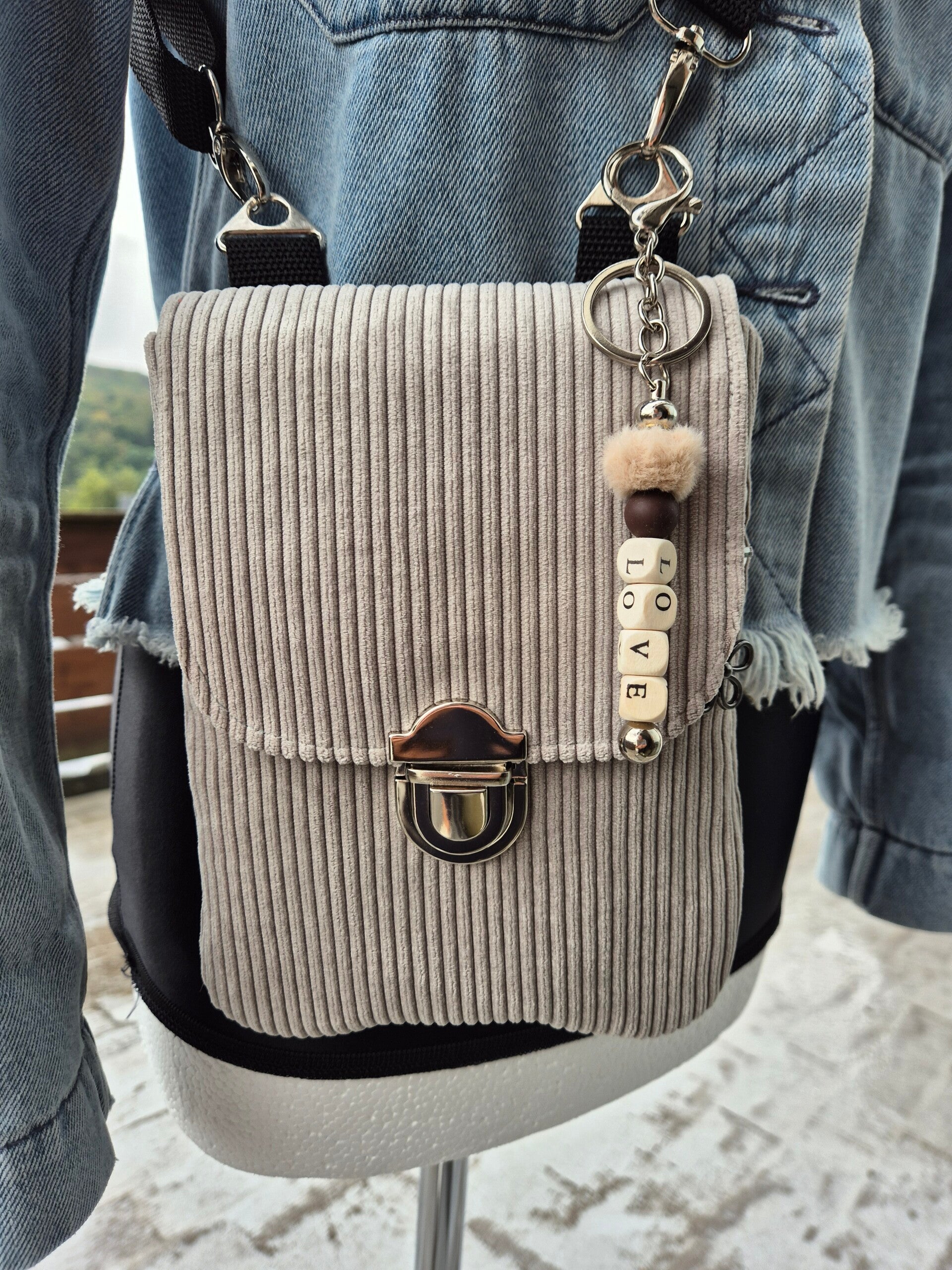 Handytasche zum Umhängen / Cord / beige /Handyumhängetasche / vegan /verstellbarer Gurt / Crossover / Geburtstagsgeschenk / 16 x 22 cm