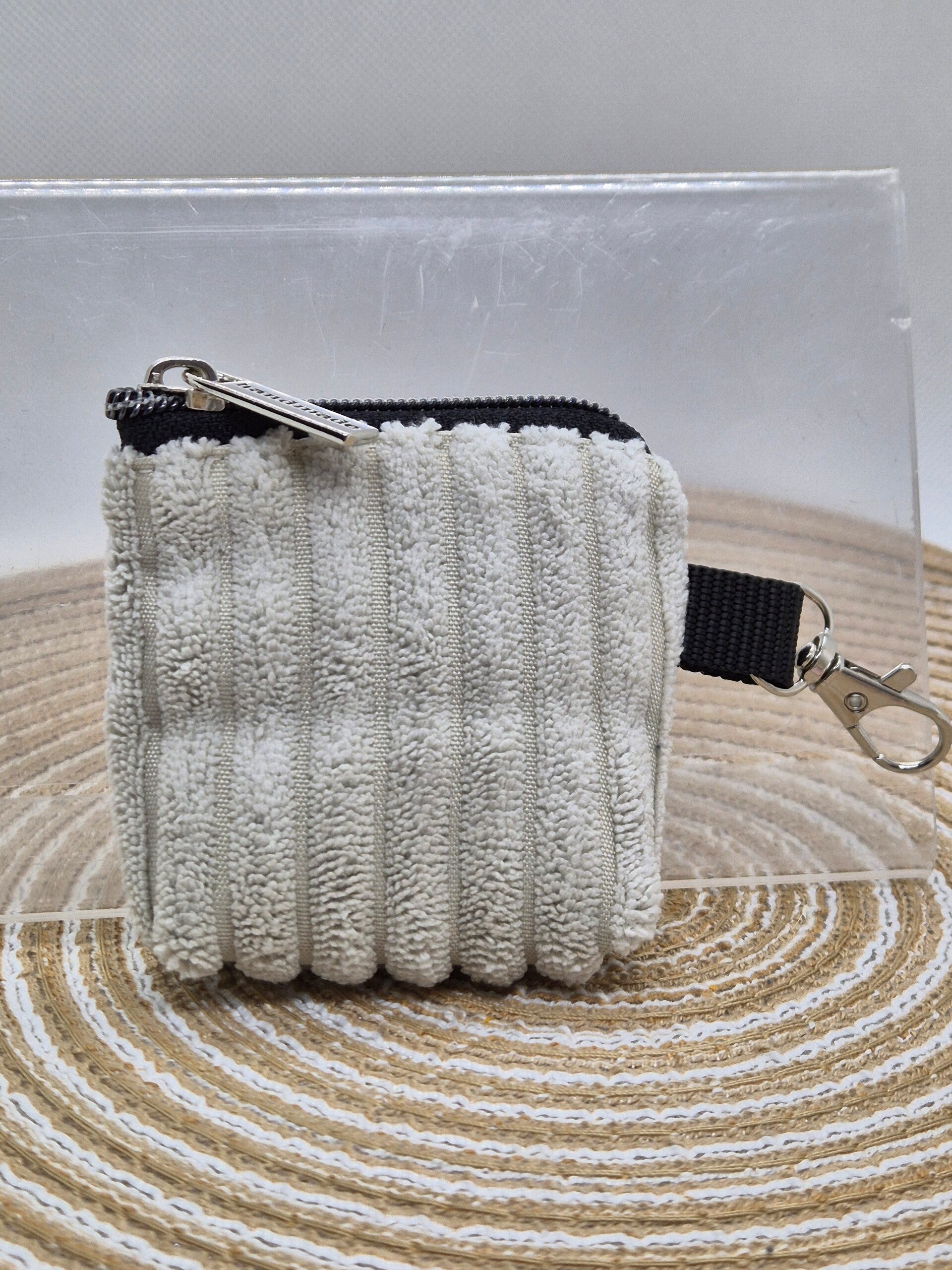 Minitäschchen mit Karabiner,  Kopfhörertäschchen mit Karabiner, passend z. B. für AirPods / Samsung Buds / JBL Tune, kleines Täschen