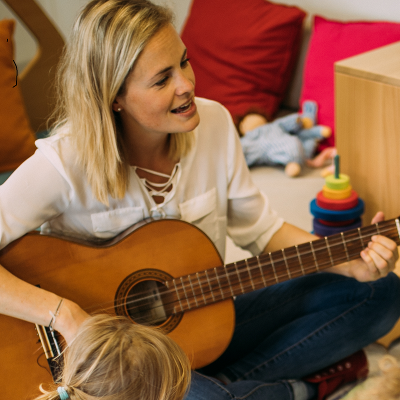 Maria Kulač musiziert mit einem Kind