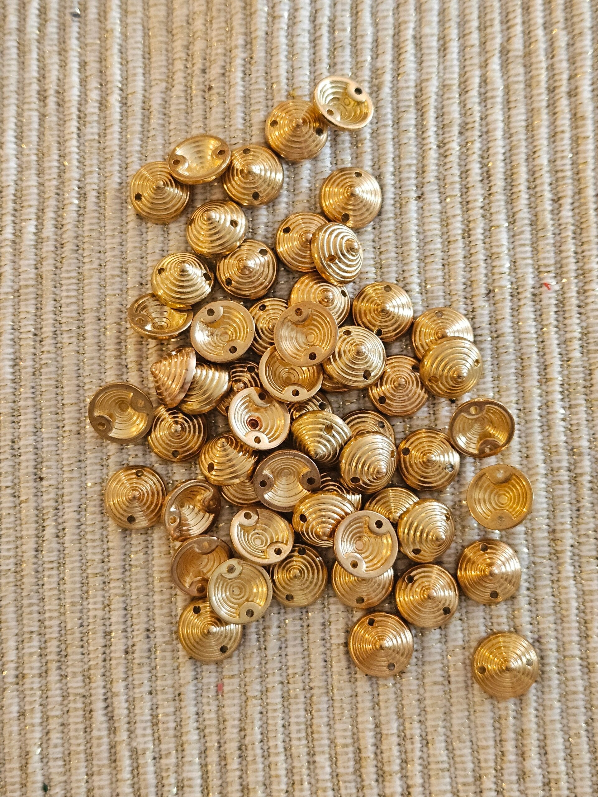 Studs: goudkleurig rond piramide 12mm