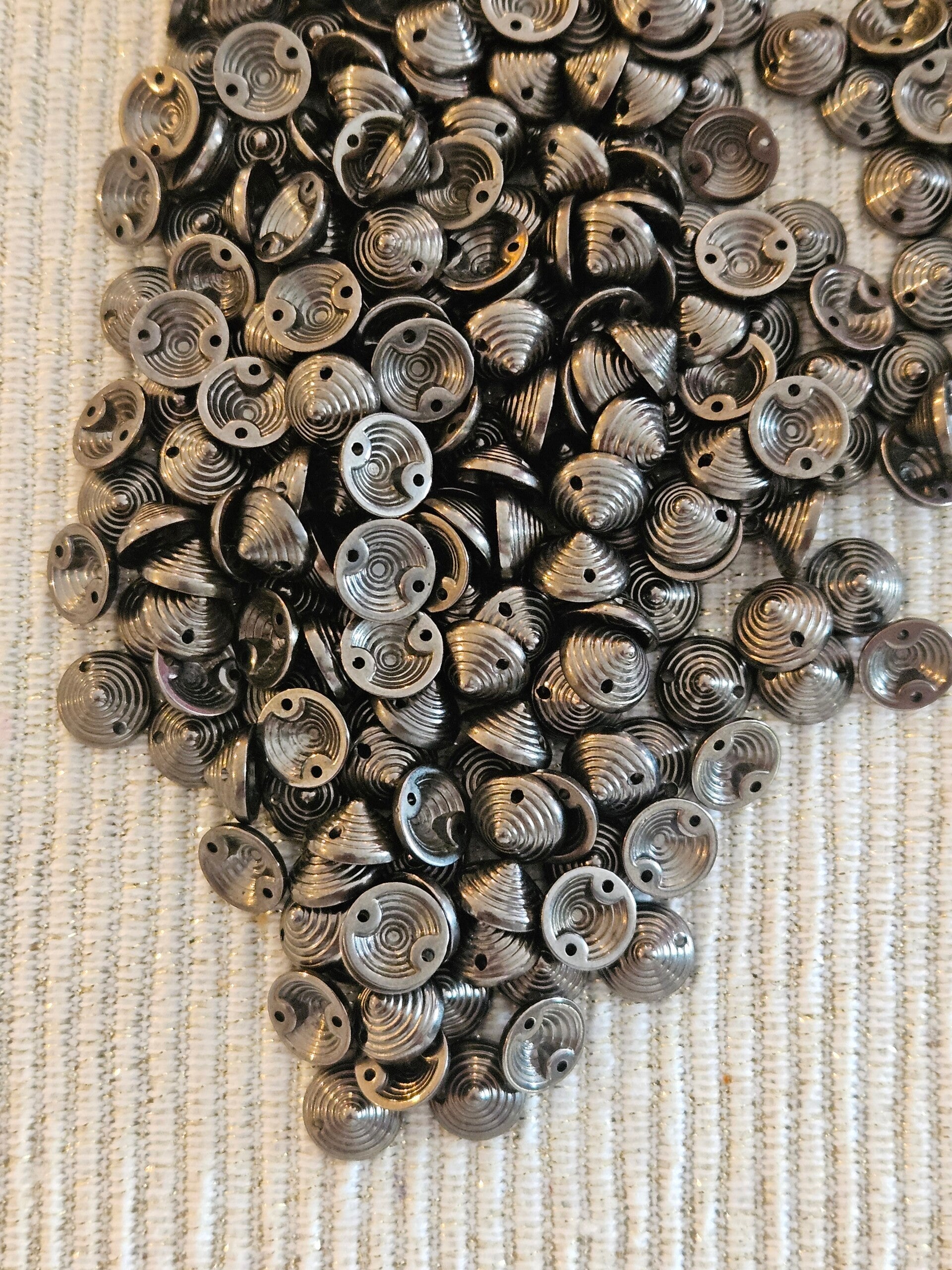 Studs: rond piramide kleur: oudzilver 12mm