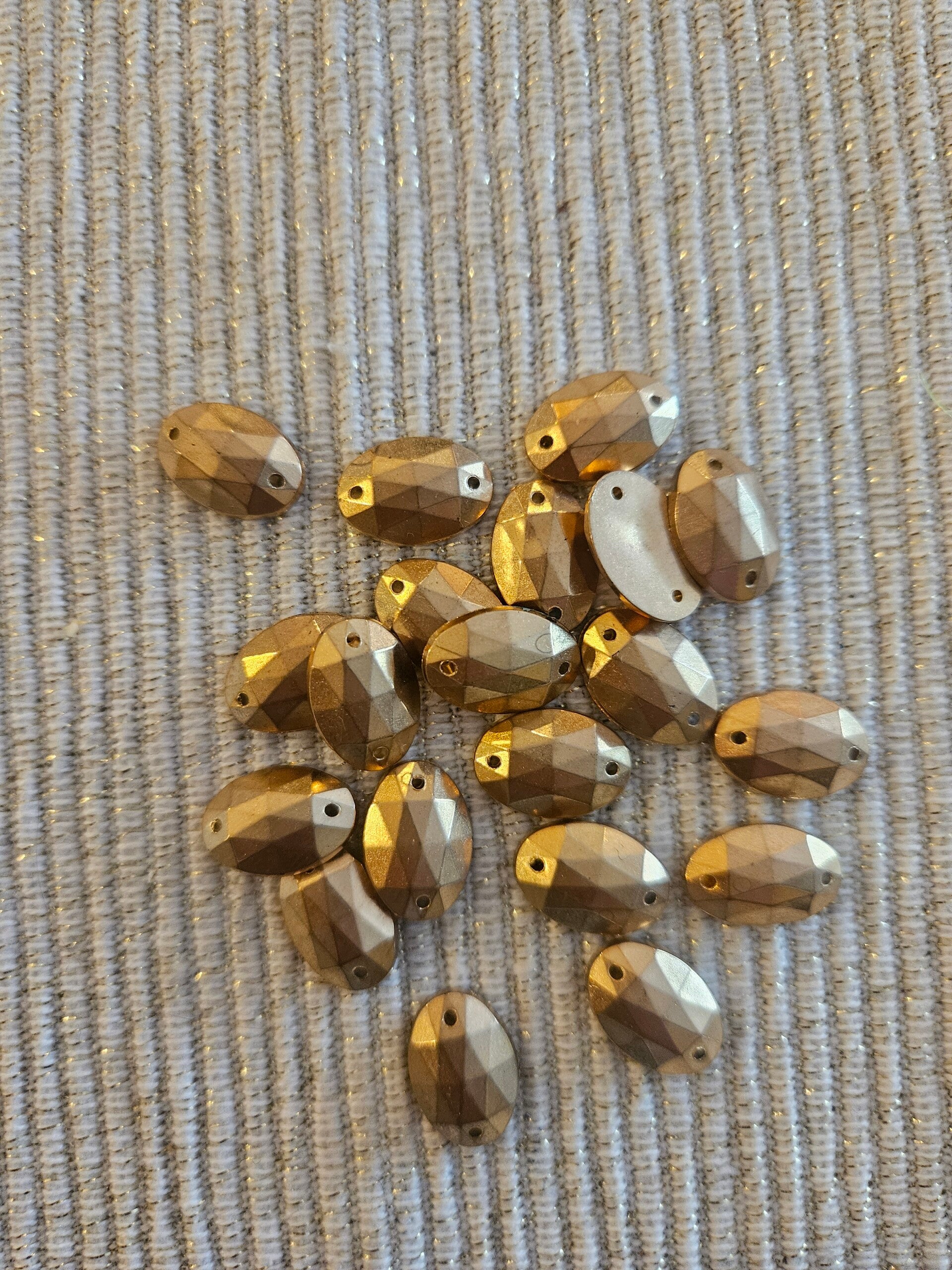 Studs: ovaal drup klein goudkleurig