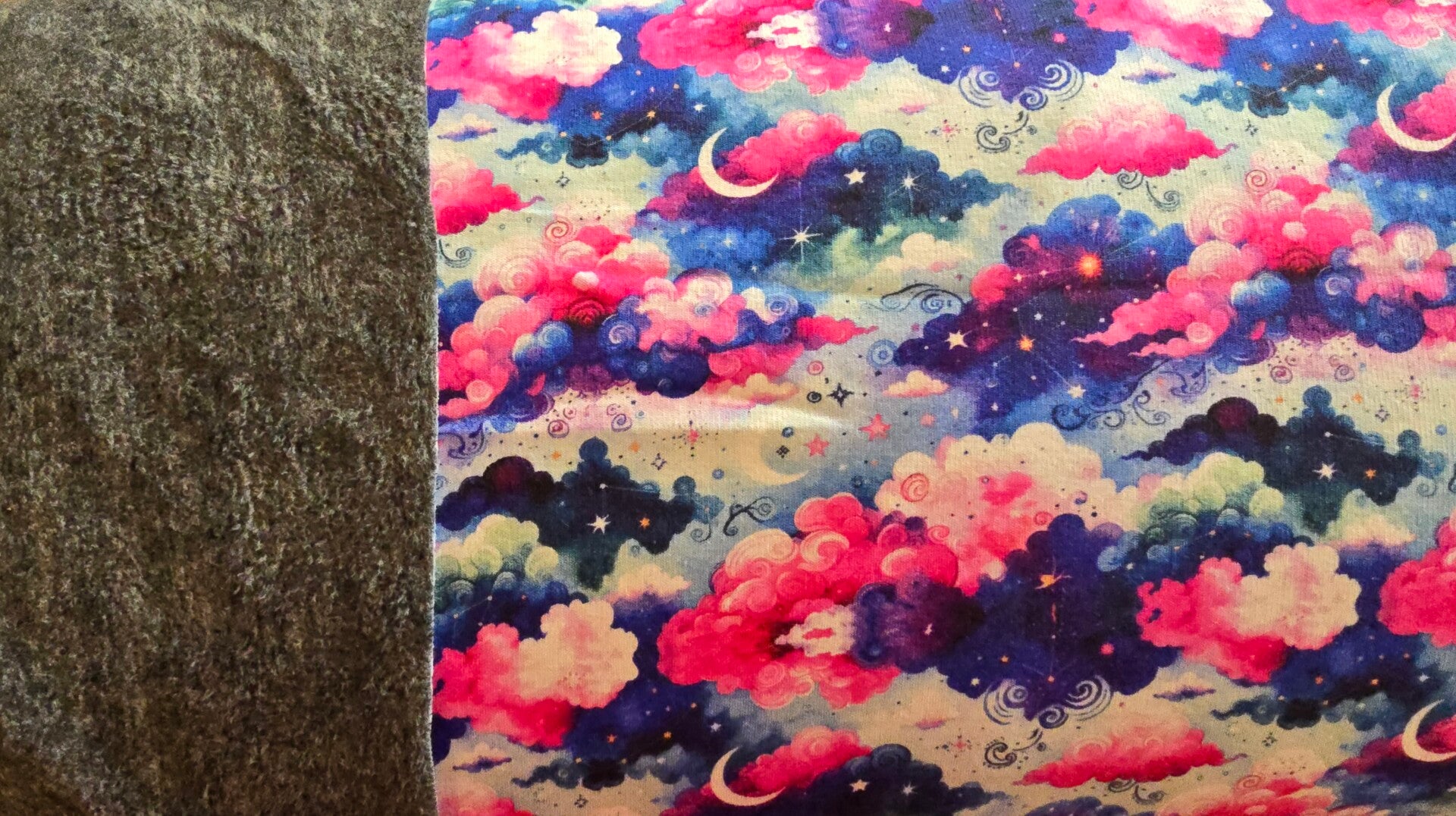 Alpen fleece digitaal bedrukt wolkjes