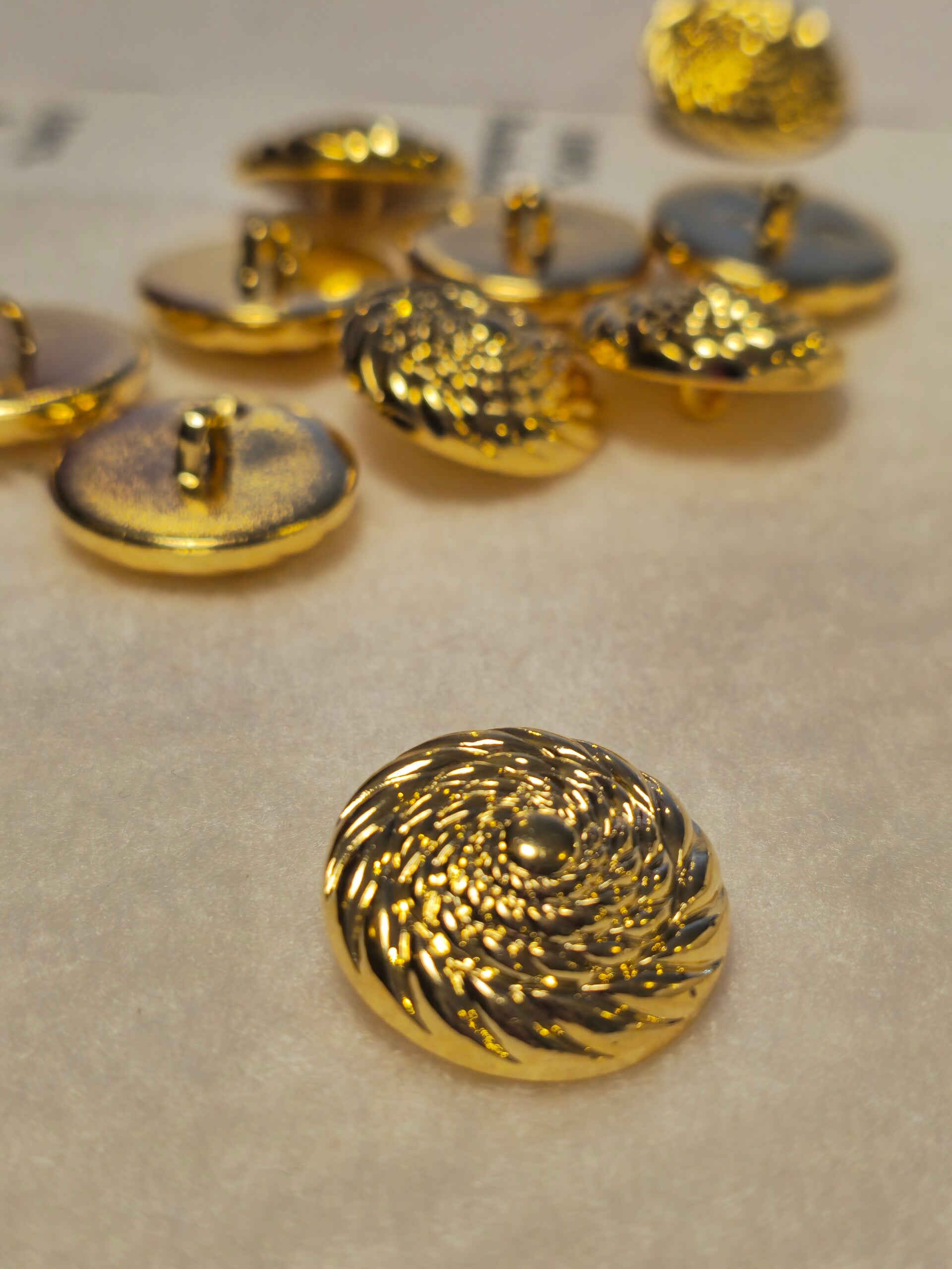 Knoop goudkleurig swireld