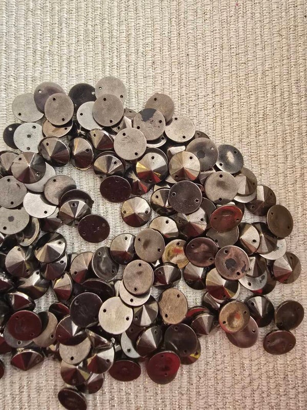 Studs: kleuren oud zilver- piramide vorm 14mm