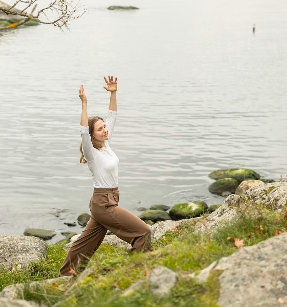 Nainen tekee kehonhuoltoa