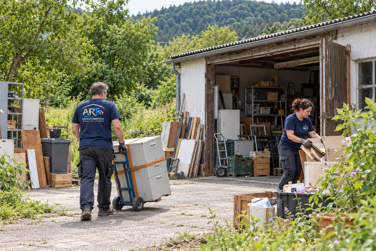 Symbolbild: ART-Team schafft Platz in einer Werkstatt