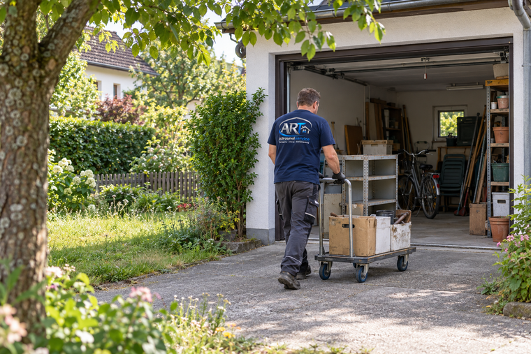 Symbolbild: Möbel und Gegenstände werden aus einer Garage abtransportiert