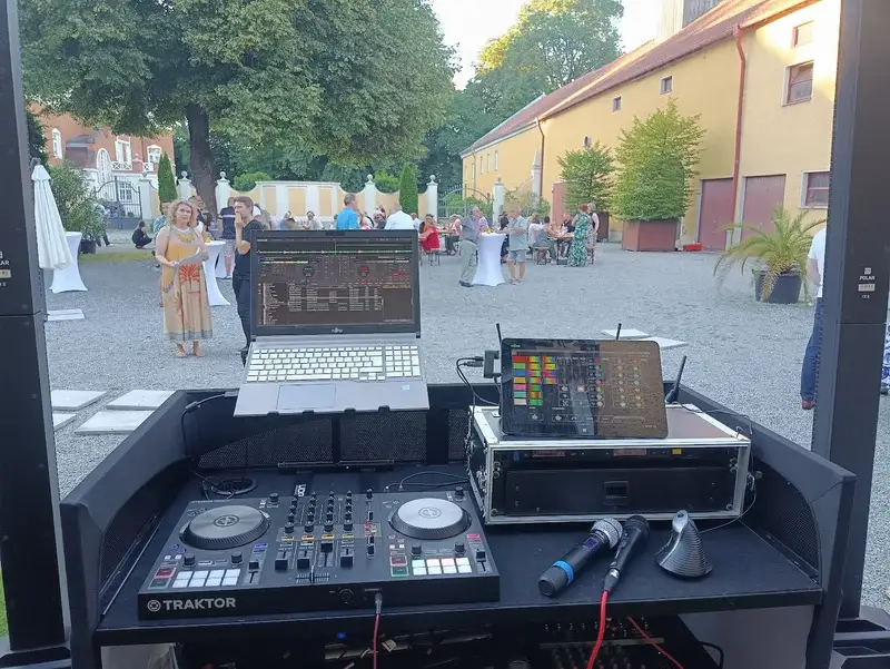 firmenfeier-sommerfest-gut-schwabhof-dj-rico-cinsano-dj-sicht-standard.webp