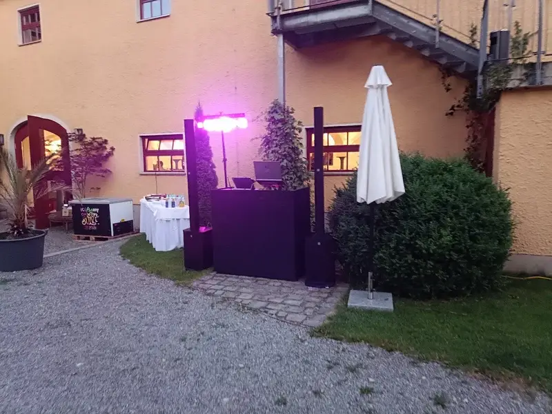 firmenfeier-sommerfest-gut-schwabhof-dj-rico-cinsano-setup-aussen-standard.webp