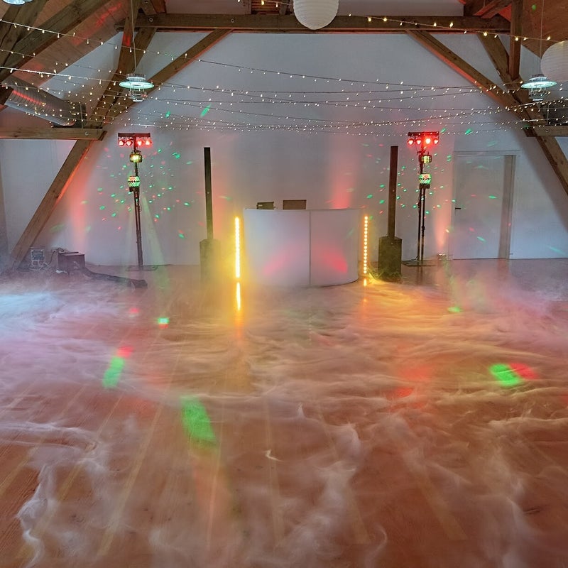 gut-schwabhof-hochzeits-dj-aufbau-bodennebel-standard-cln5a2.jpg