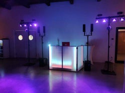 DJ Rico Cinsano mit professionellem Aufbau der Technik