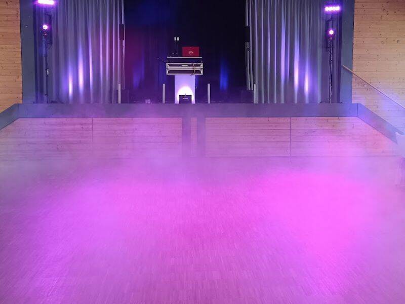 DJ-Setup Aufbau Technik auf Bühne