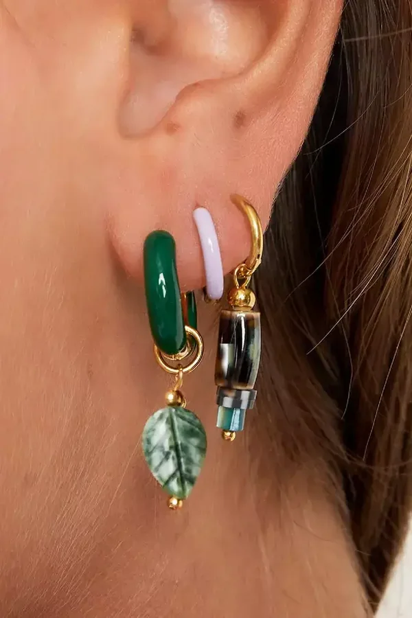 Oorbellen met gekleurde charm - goud