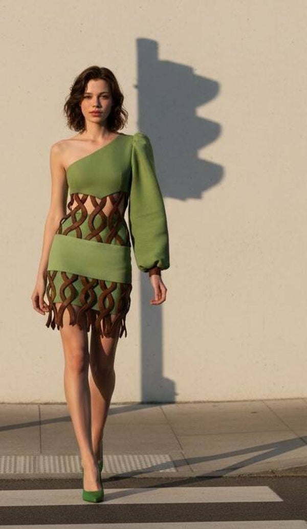 Abito monospalla con intrecci