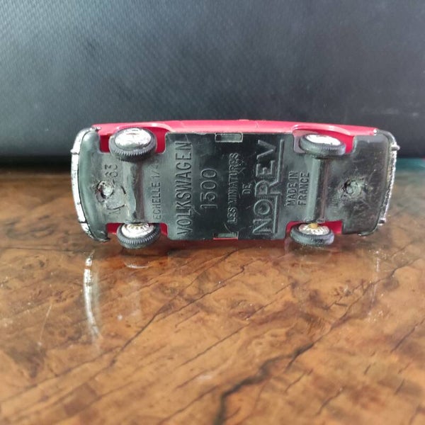 VOLKSWAGEN 1500 ROUGE 1 /43 NOREV