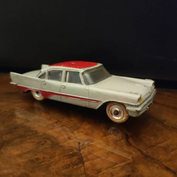 De Soto Fireflite gris et rouge REF 192 TRES RARE  1/43 DINKY TOYS