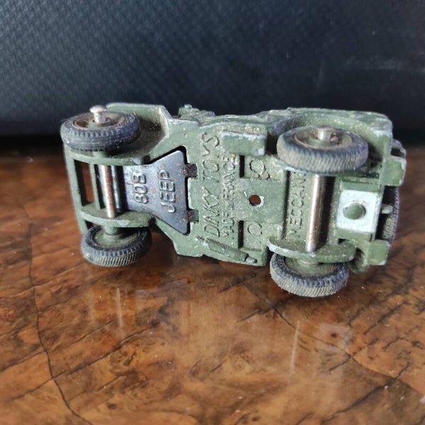 JEEP REF 808 PIECES  1/18 DINKY TOYS