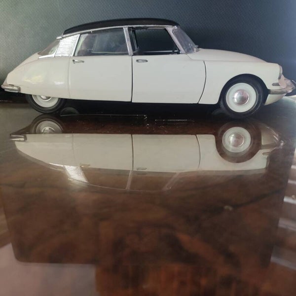 CITROEN DS 19 Berline BLANCHE 1963 1/18 SOLIDO