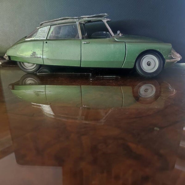 CITROEN DS 19 Berline VERTE 1963 1/18 SOLIDO