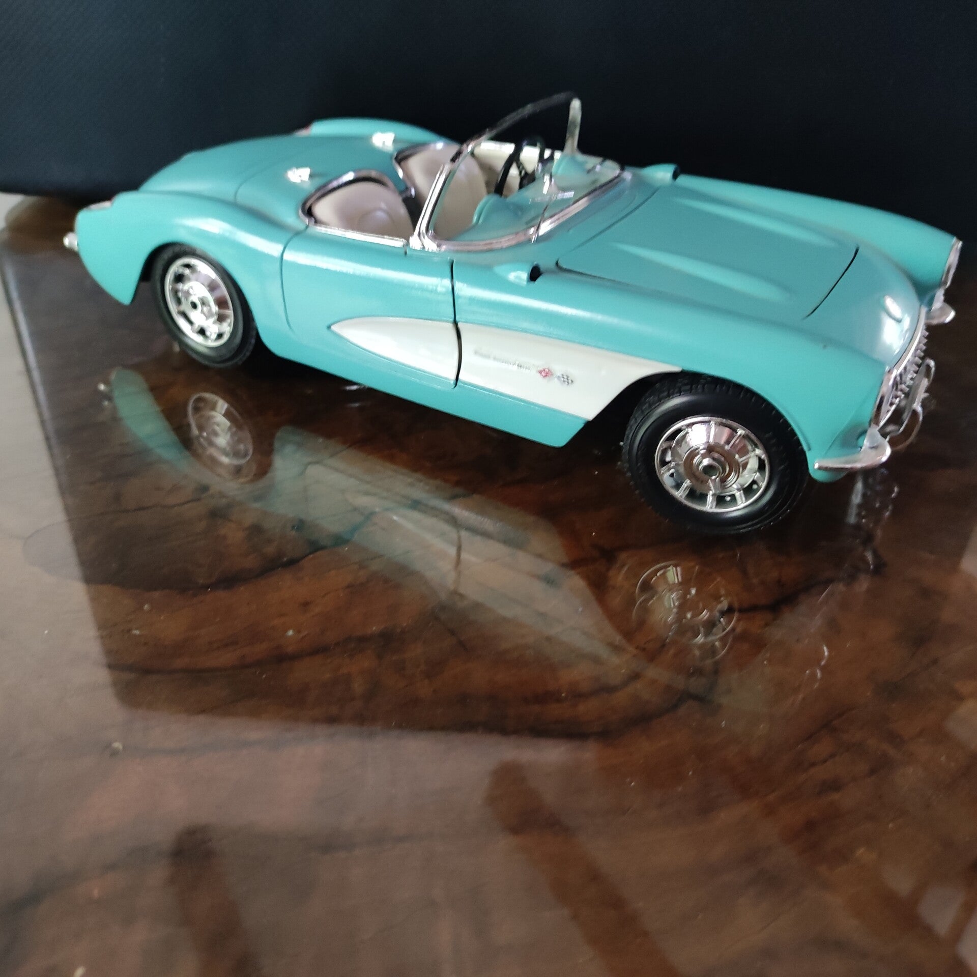 Chevrolet Corvette (1957)   1/18 BURAGO