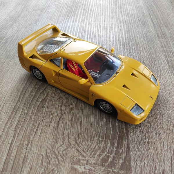 FERRARI F40  19987 JAUNE  1/24 BURAGO