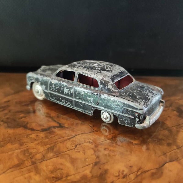 FORD SEDAN V8  170  1/43 IDINKY TOYS