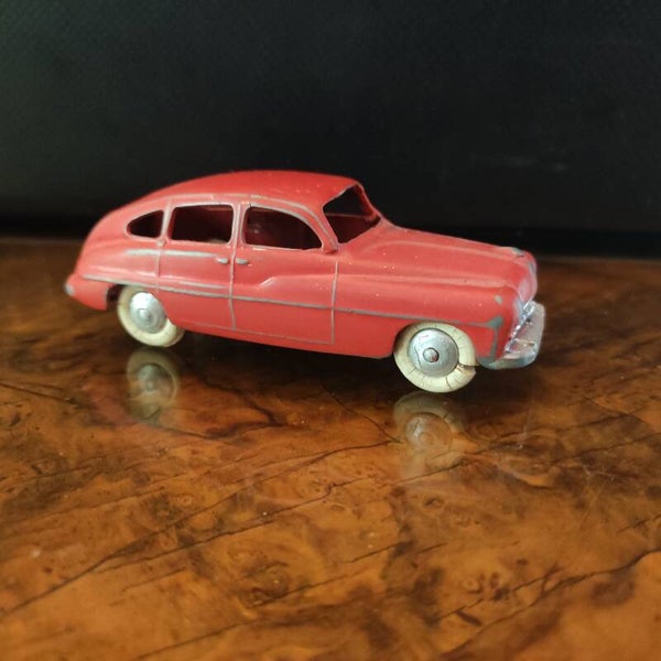 FORD VEDETTE ROUGE / PNEU BLANC TRES RARE   1/43 IDINKY TOYS