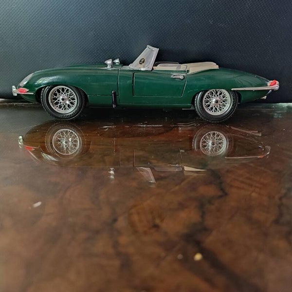 Jaguar Type E "CAB"  1961  1/18 Burago