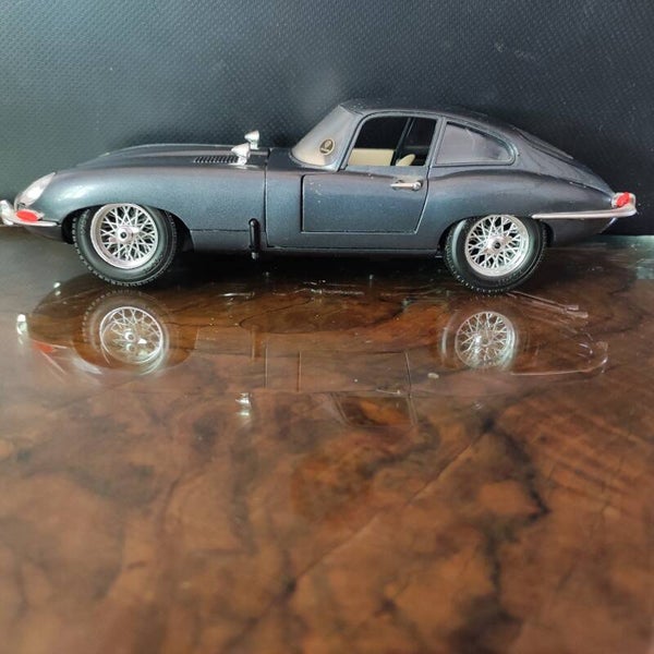 Jaguar Type E 1961  1/18 Burago