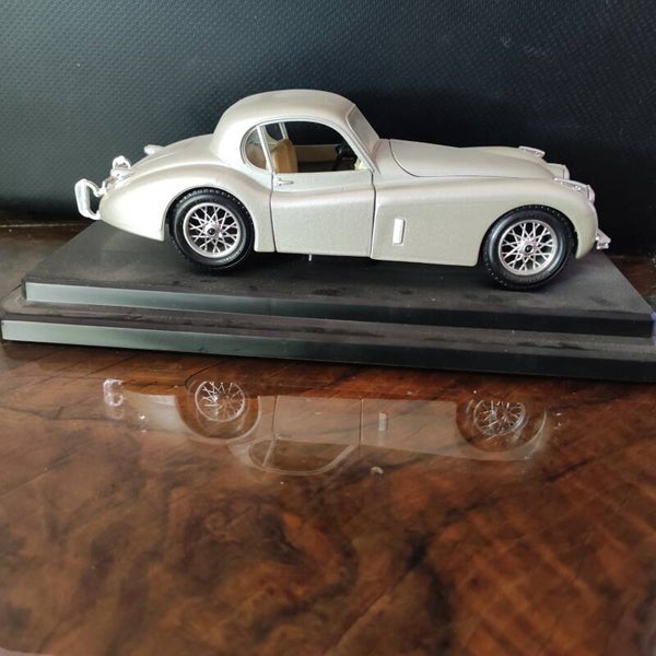 Jaguar XK120 Coupe 1948 Model Car 1508 -  1/24  Burago